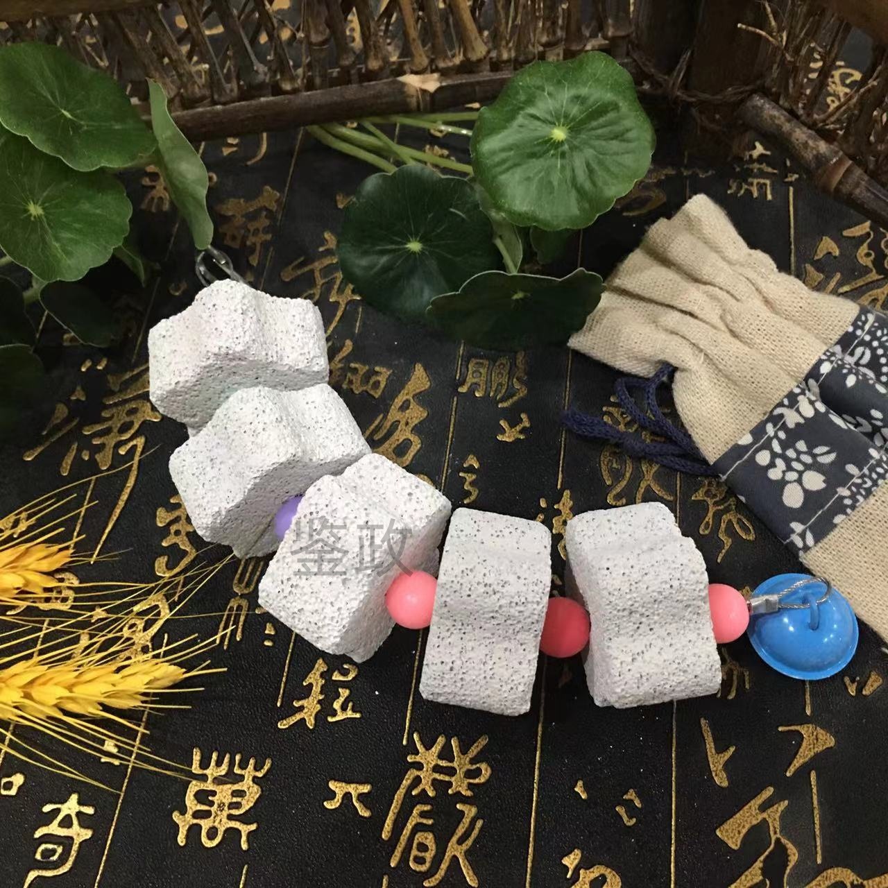 Cuttlefish Bone Bird Chew Strands with Volcanic Stone Xuan Piao Xiao Sepia Bone for Parrots and Cockatiels 6 Piece Set - Image 5