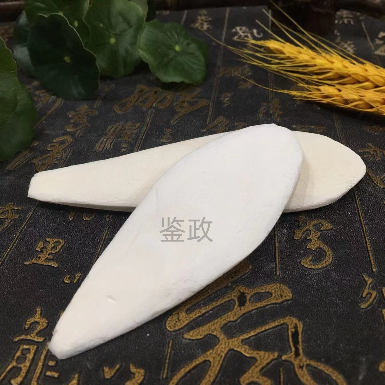 Cuttlefish Bone Bird Chew Strands with Volcanic Stone Xuan Piao Xiao Sepia Bone for Parrots and Cockatiels 6 Piece Set - Image 4
