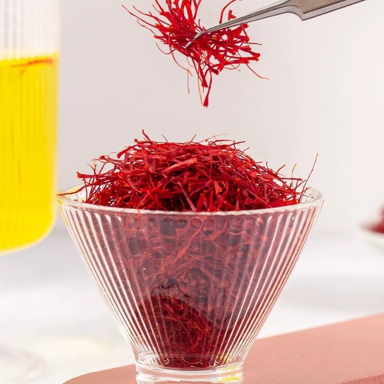 Premium Saffron Threads Zang Hong Hua Tibetan Crocus Sativus for Tea Infusion and Culinary Use Broken Style Gift Box - Image 4